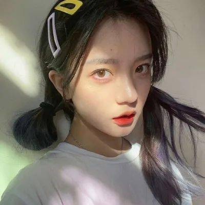 考生双手插兜出考场